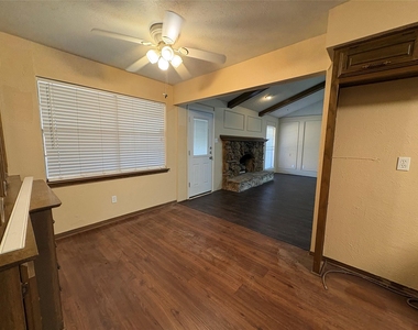 1025 Cloverdale Lane - Photo Thumbnail 4