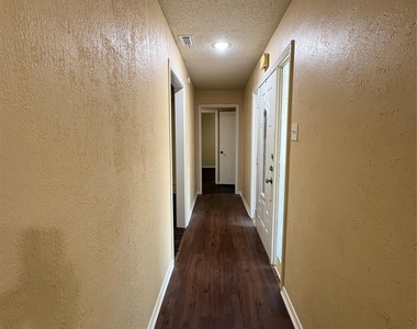 1025 Cloverdale Lane - Photo Thumbnail 9