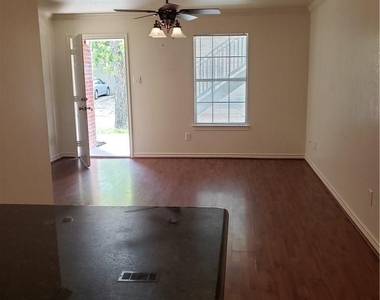 1618 Bois D Arc Street - Photo Thumbnail 4