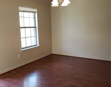 1618 Bois D Arc Street - Photo Thumbnail 2