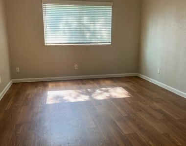 2429 Parkside - Photo Thumbnail 5