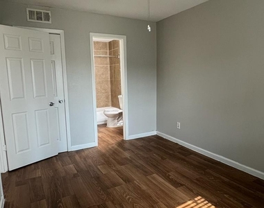 2429 Parkside - Photo Thumbnail 4