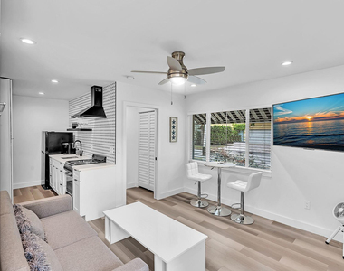 649 Ne 16th Terrace - Photo Thumbnail 3