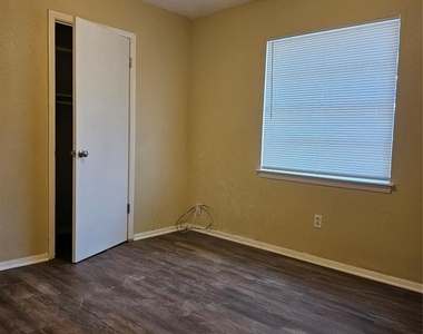 5604 Macarthur Drive - Photo Thumbnail 2