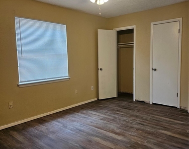 5604 Macarthur Drive - Photo Thumbnail 6