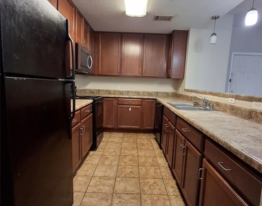 5203 Bexar Street - Photo Thumbnail 3