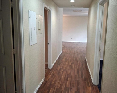 5203 Bexar Street - Photo Thumbnail 4