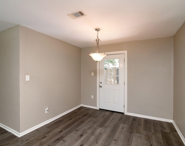 207 Hackberry Street - Photo Thumbnail 5