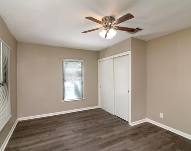 207 Hackberry Street - Photo Thumbnail 14