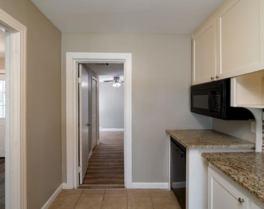 207 Hackberry Street - Photo Thumbnail 9