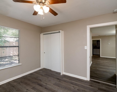 207 Hackberry Street - Photo Thumbnail 13