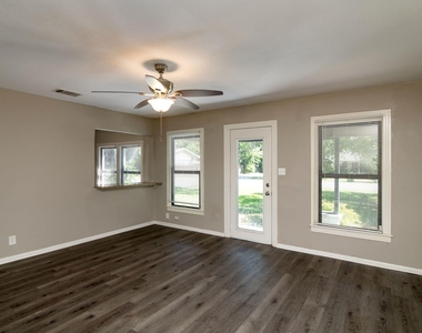 207 Hackberry Street - Photo Thumbnail 3