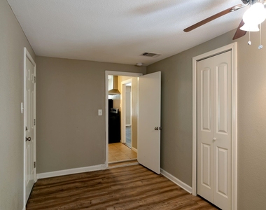 207 Hackberry Street - Photo Thumbnail 11