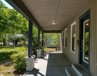 207 Hackberry Street - Photo Thumbnail 2