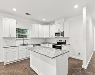 104 E Forest Avenue - Photo Thumbnail 3