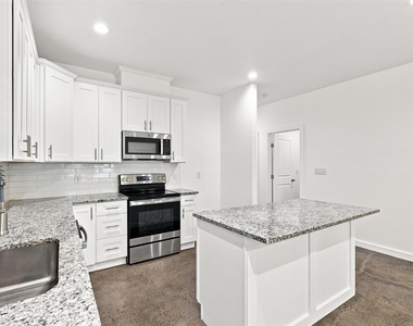 104 E Forest Avenue - Photo Thumbnail 4