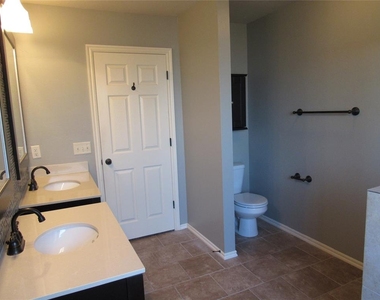 17516 Black Hawk Drive - Photo Thumbnail 11