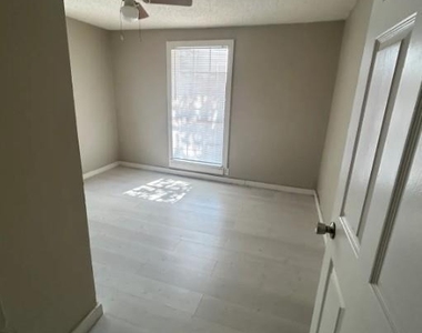 802 Cross Timber Street - Photo Thumbnail 6