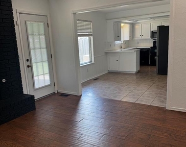 10416 Dover Drive - Photo Thumbnail 3