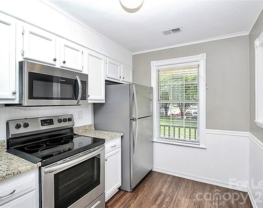 8203 Golf Ridge Drive - Photo Thumbnail 5