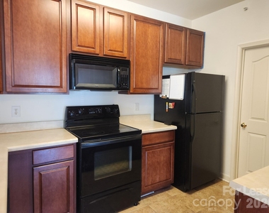10522 Hill Point Court - Photo Thumbnail 5
