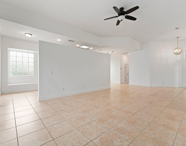 435 Sw Jefferson Circle - Photo Thumbnail 6