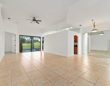 435 Sw Jefferson Circle - Photo Thumbnail 3