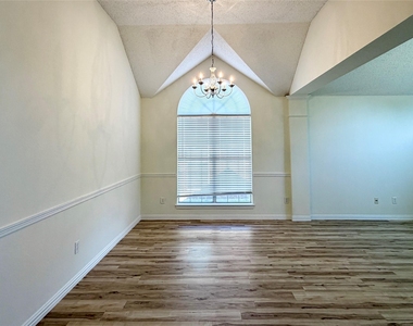 9941 Danbury Drive - Photo Thumbnail 2