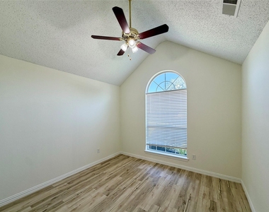 9941 Danbury Drive - Photo Thumbnail 16