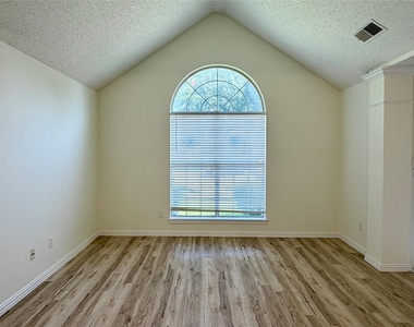 9941 Danbury Drive - Photo Thumbnail 3