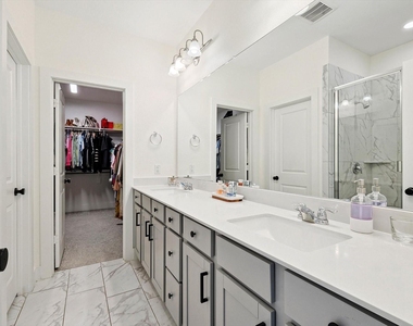 2420 Elm Place - Photo Thumbnail 12