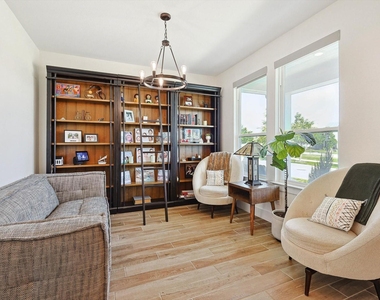 2420 Elm Place - Photo Thumbnail 3