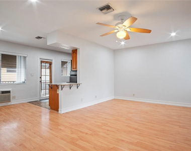 2130 Ne 42nd Court - Photo Thumbnail 5