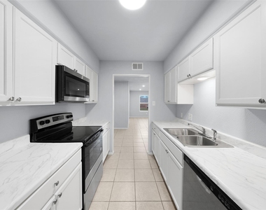 253 Locust Street S - Photo Thumbnail 5