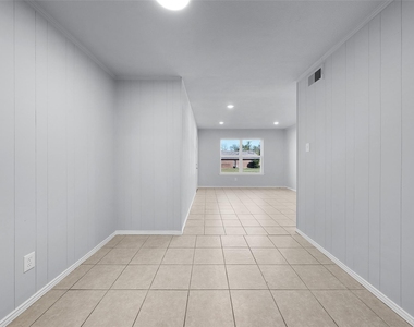 253 Locust Street S - Photo Thumbnail 13