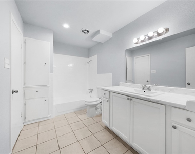 253 Locust Street S - Photo Thumbnail 6