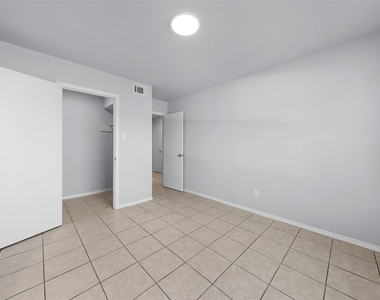 253 Locust Street S - Photo Thumbnail 15