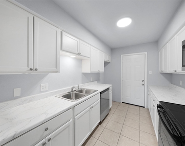 253 Locust Street S - Photo Thumbnail 3