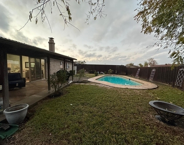 1803 Redbud Circle - Photo Thumbnail 7
