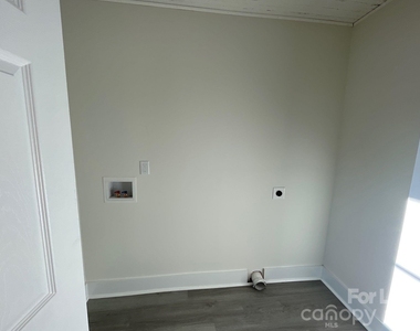 649 Arch Drive - Photo Thumbnail 4