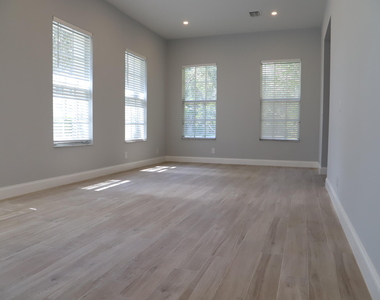 806 Nw 82nd Place - Photo Thumbnail 1
