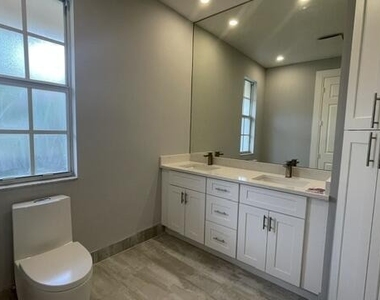 806 Nw 82nd Place - Photo Thumbnail 33