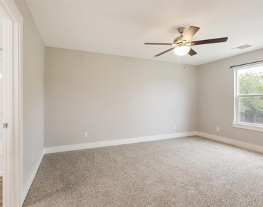 818 W Walker Street - Photo Thumbnail 6