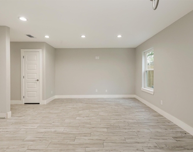 818 W Walker Street - Photo Thumbnail 9