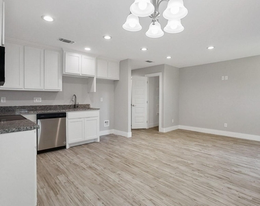 818 W Walker Street - Photo Thumbnail 3