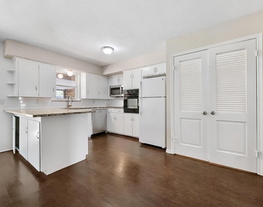 8351 Lullwater Drive - Photo Thumbnail 10