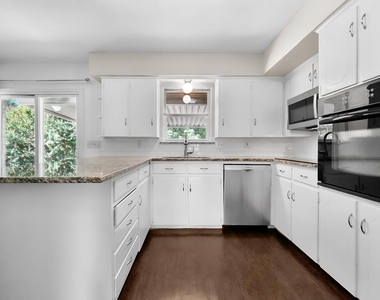 8351 Lullwater Drive - Photo Thumbnail 12