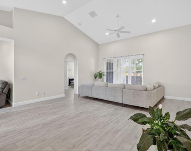 1571 Sw Hunnicut Avenue - Photo Thumbnail 3