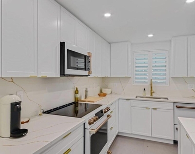 765 Jeffery Street - Photo Thumbnail 3