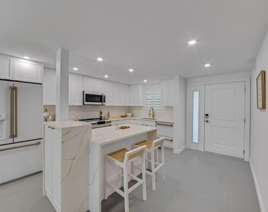 765 Jeffery Street - Photo Thumbnail 4